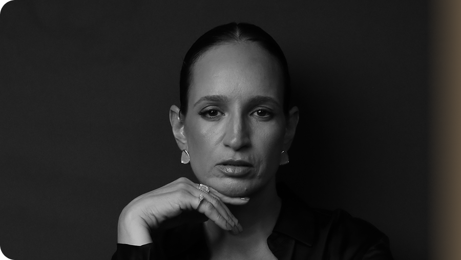 Retrato editorial em preto e branco