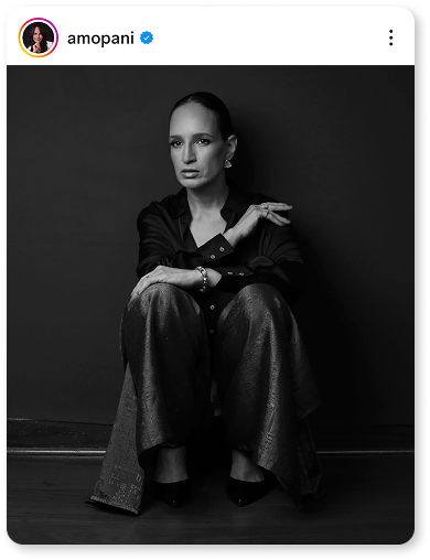 Post de Instagram em preto e branco com pose editorial